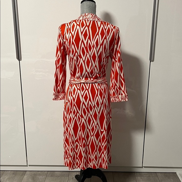 DVF NWOT Silk Burnt Orange Cream Geometric Midi Wrap Dress, Size L 12/14 - Picture 7 of 15